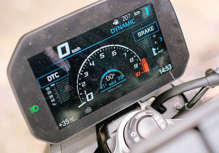 f900r-15 F系聲量在自家中遠不及身擁對臥引擎的兄弟姊妹們,但平易近人好驅策的親人特性卻是寶馬二輪產物中的稀有品。