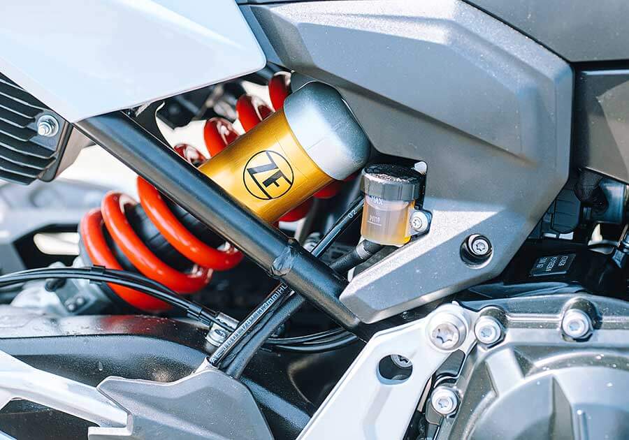 f900r-18 F系聲量在自家中遠不及身擁對臥引擎的兄弟姊妹們,但平易近人好驅策的親人特性卻是寶馬二輪產物中的稀有品。