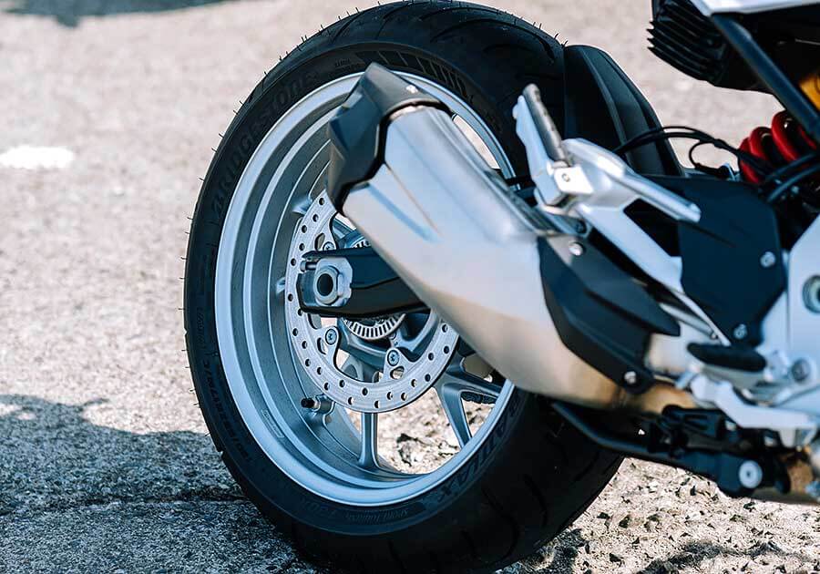 f900r-19 F系聲量在自家中遠不及身擁對臥引擎的兄弟姊妹們,但平易近人好驅策的親人特性卻是寶馬二輪產物中的稀有品。