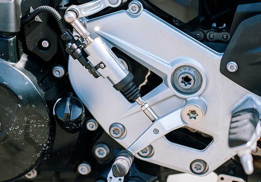 f900r-20 F系聲量在自家中遠不及身擁對臥引擎的兄弟姊妹們,但平易近人好驅策的親人特性卻是寶馬二輪產物中的稀有品。