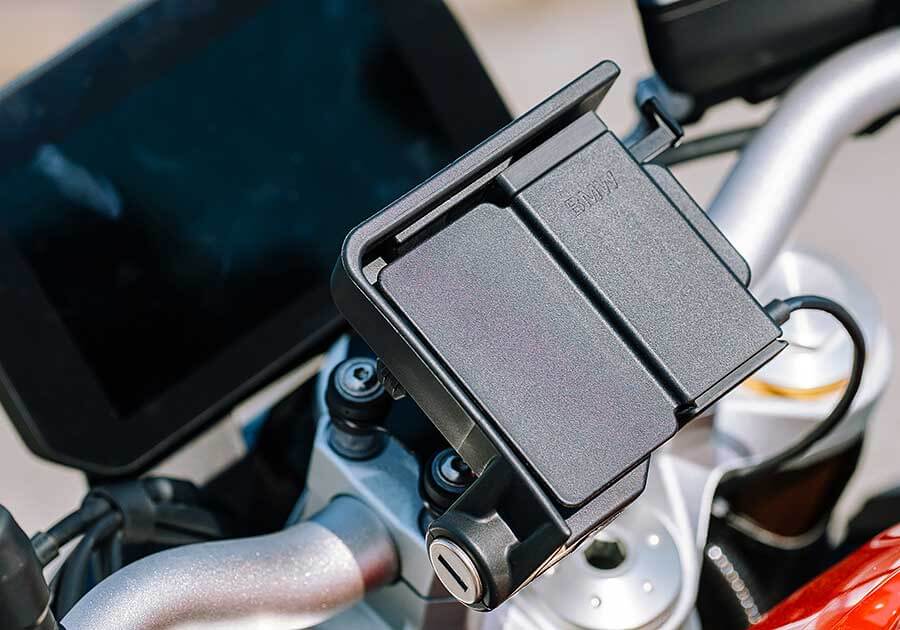 f900r-21 F系聲量在自家中遠不及身擁對臥引擎的兄弟姊妹們,但平易近人好驅策的親人特性卻是寶馬二輪產物中的稀有品。