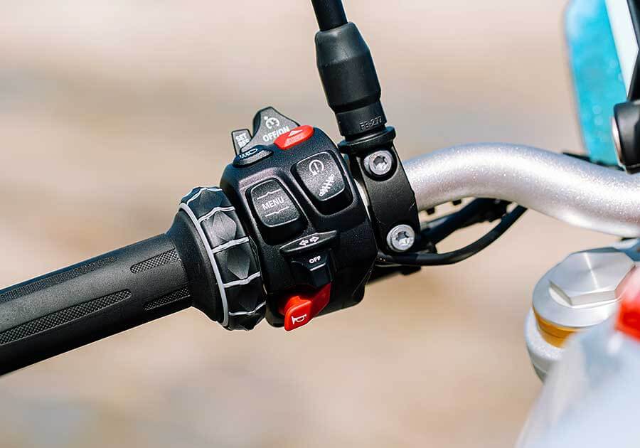 f900r-22 F系聲量在自家中遠不及身擁對臥引擎的兄弟姊妹們,但平易近人好驅策的親人特性卻是寶馬二輪產物中的稀有品。