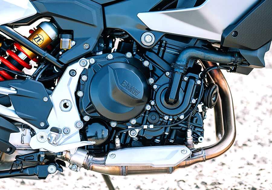 f900r-24 F系聲量在自家中遠不及身擁對臥引擎的兄弟姊妹們,但平易近人好驅策的親人特性卻是寶馬二輪產物中的稀有品。