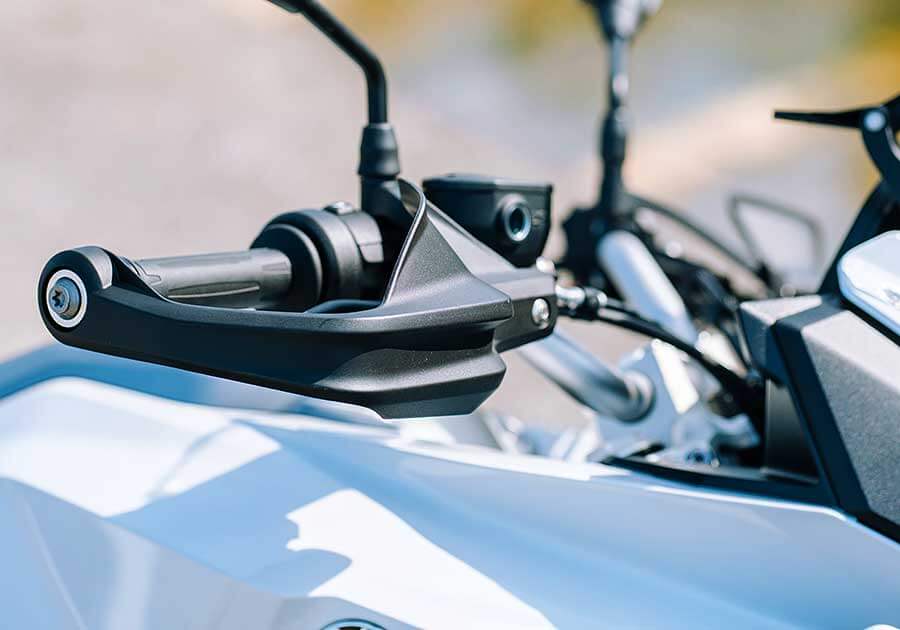 f900r-25 F系聲量在自家中遠不及身擁對臥引擎的兄弟姊妹們,但平易近人好驅策的親人特性卻是寶馬二輪產物中的稀有品。