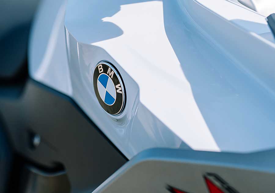 f900r-27 F系聲量在自家中遠不及身擁對臥引擎的兄弟姊妹們,但平易近人好驅策的親人特性卻是寶馬二輪產物中的稀有品。