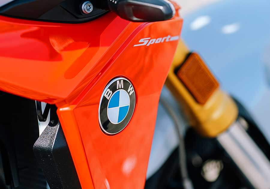 f900r-28 F系聲量在自家中遠不及身擁對臥引擎的兄弟姊妹們,但平易近人好驅策的親人特性卻是寶馬二輪產物中的稀有品。