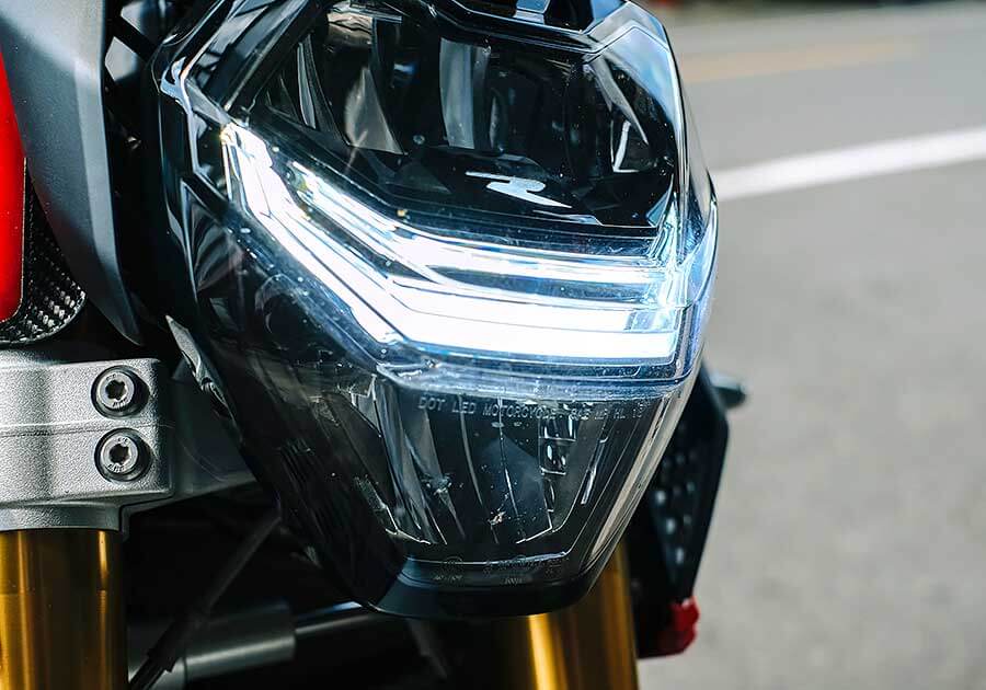 f900r-29 F系聲量在自家中遠不及身擁對臥引擎的兄弟姊妹們,但平易近人好驅策的親人特性卻是寶馬二輪產物中的稀有品。