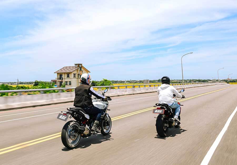 F系聲量在自家中遠不及身擁對臥引擎的兄弟姊妹們,但平易近人好驅策的親人特性卻是寶馬二輪產物中的稀有品。