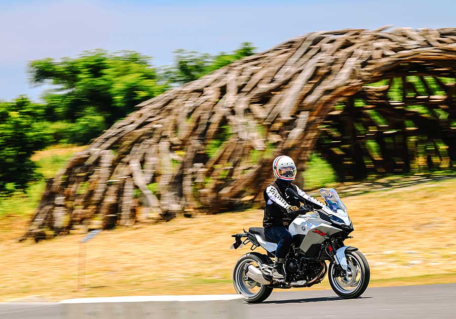 F系聲量在自家中遠不及身擁對臥引擎的兄弟姊妹們,但平易近人好驅策的親人特性卻是寶馬二輪產物中的稀有品。