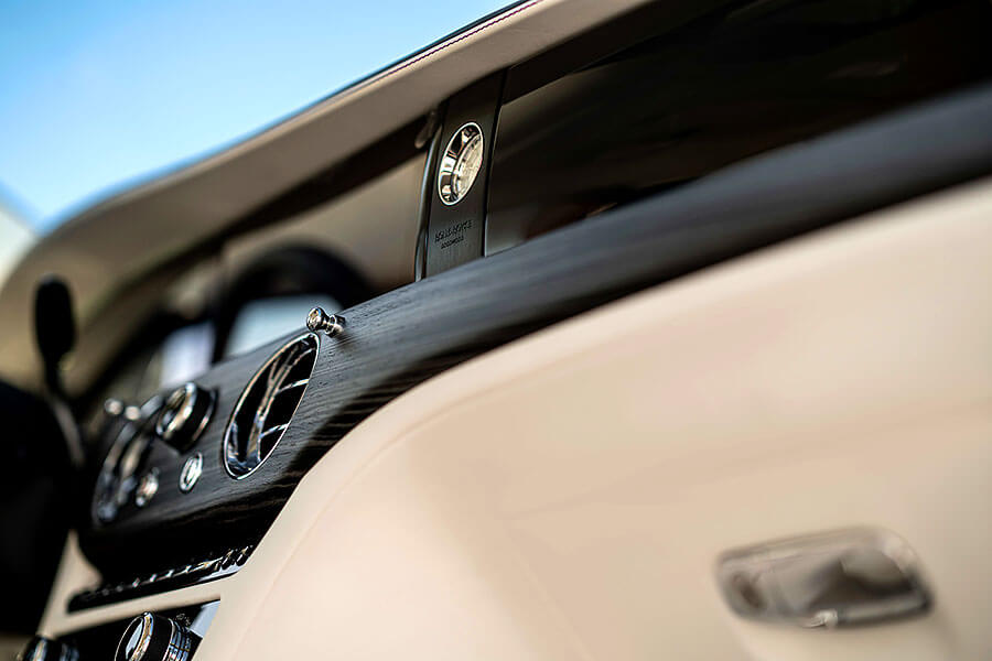 若在農曆七月的夜裡見到神秘白影出沒,可得小心千萬別被它吸引過去。