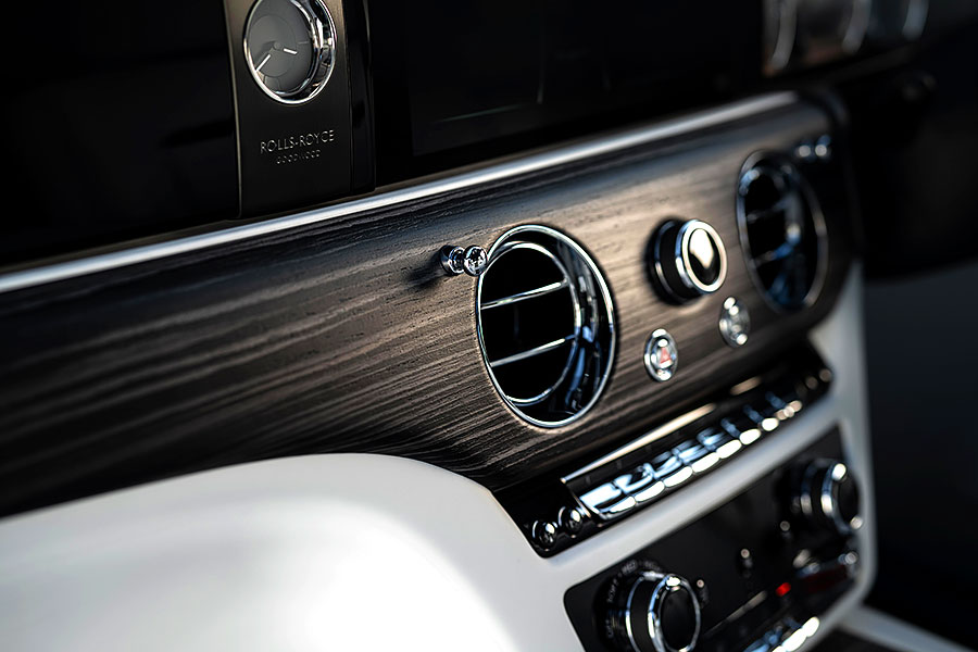 若在農曆七月的夜裡見到神秘白影出沒,可得小心千萬別被它吸引過去。