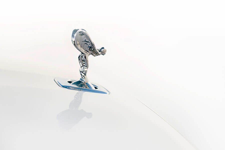 若在農曆七月的夜裡見到神秘白影出沒,可得小心千萬別被它吸引過去。