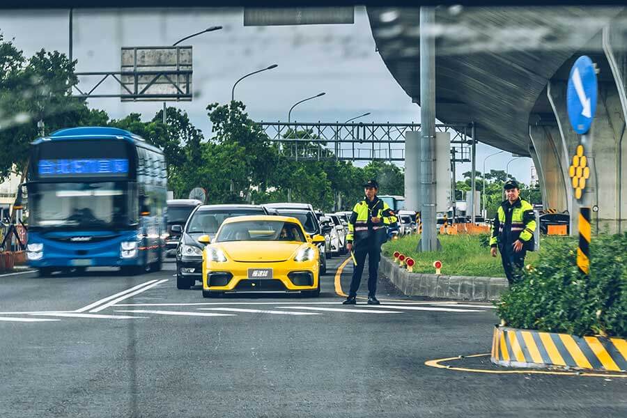 小子，手排先去練會了再來。