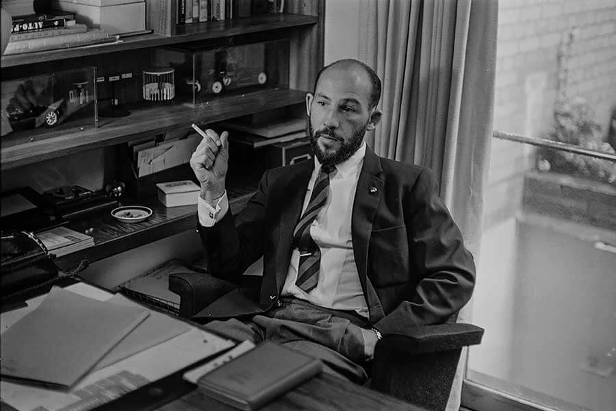 既是賽車手,又是環球知名品牌和英式烤餅迷,Stirling爵士果然從不缺乏啟發性。