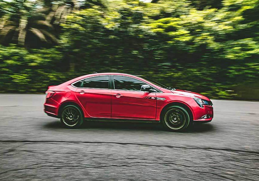 sportsedan-39 有人戲稱Sedan為砂彈(鋼砲的反義詞),不過這次我們著眼的點不在於說文解字,而是那位可以給你最高的樂趣指數……。