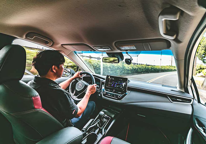 sportsedan-5 有人戲稱Sedan為砂彈(鋼砲的反義詞),不過這次我們著眼的點不在於說文解字,而是那位可以給你最高的樂趣指數……。