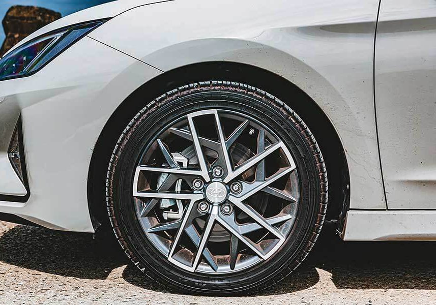 sportsedan-57 有人戲稱Sedan為砂彈(鋼砲的反義詞),不過這次我們著眼的點不在於說文解字,而是那位可以給你最高的樂趣指數……。