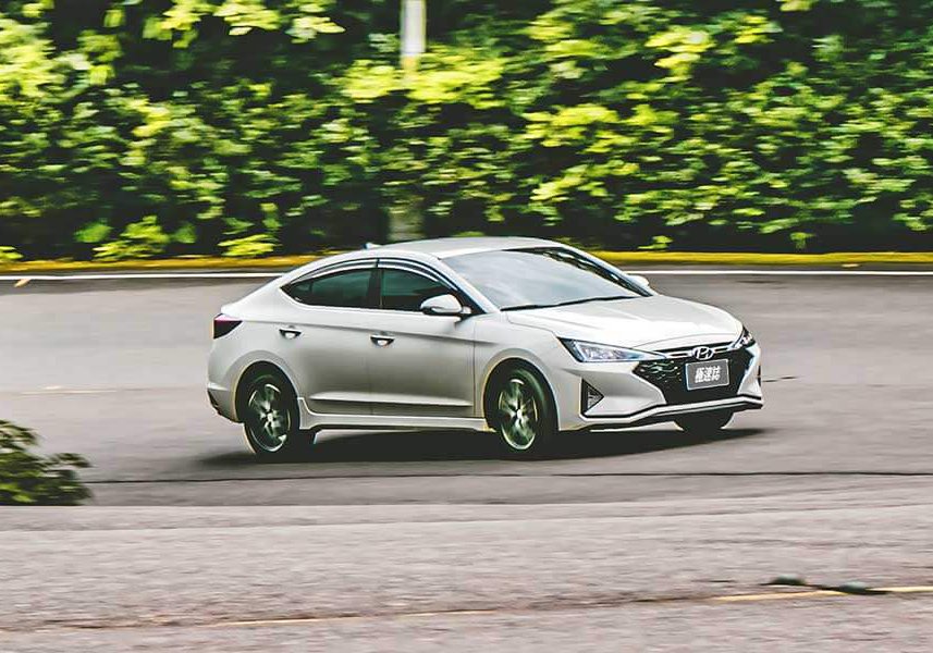 sportsedan-62 有人戲稱Sedan為砂彈(鋼砲的反義詞),不過這次我們著眼的點不在於說文解字,而是那位可以給你最高的樂趣指數……。