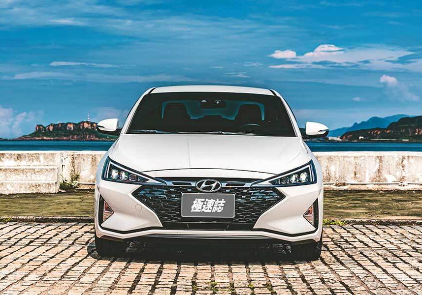 sportsedan-64 有人戲稱Sedan為砂彈(鋼砲的反義詞),不過這次我們著眼的點不在於說文解字,而是那位可以給你最高的樂趣指數……。