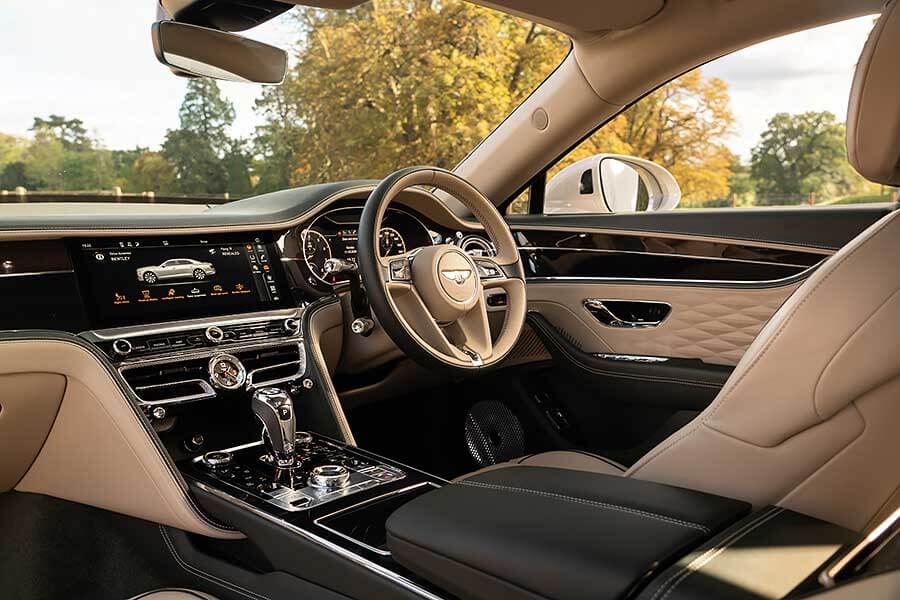 在賓利新舊兩代豪華大駁船上消磨一些品質時光。