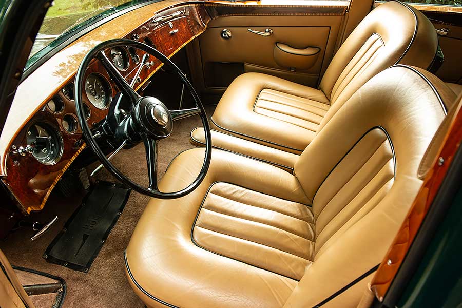 在賓利新舊兩代豪華大駁船上消磨一些品質時光。