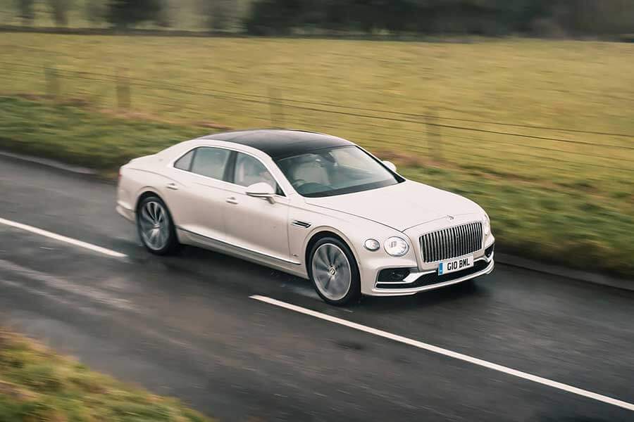 在賓利新舊兩代豪華大駁船上消磨一些品質時光。