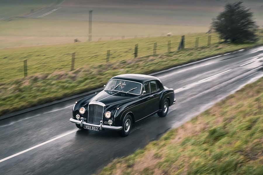 在賓利新舊兩代豪華大駁船上消磨一些品質時光。