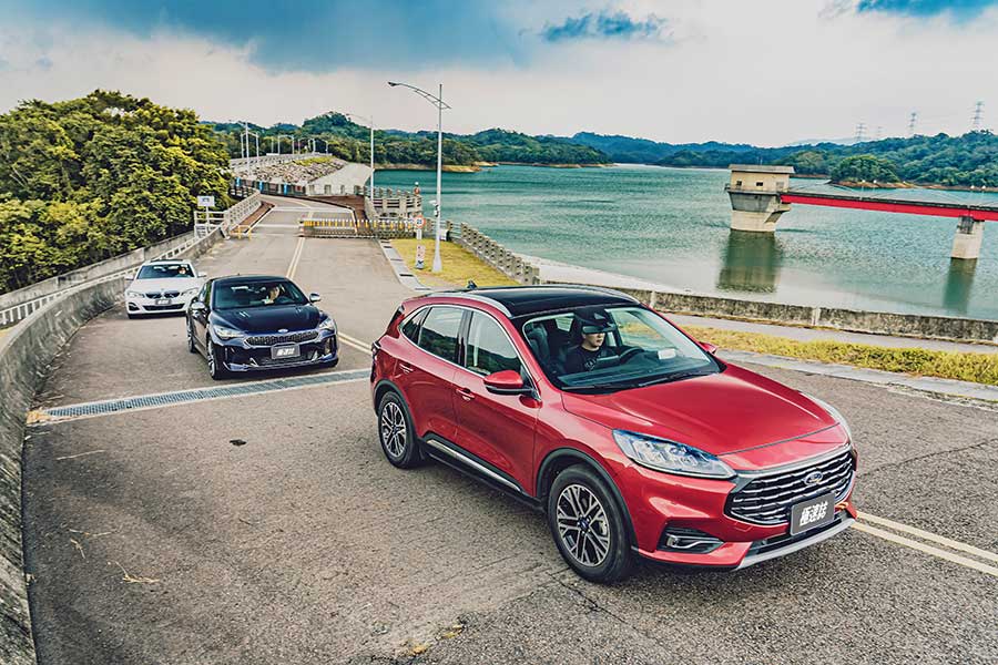 潛力很玄妙,例如在菜市場抱著兩個孫子還可以伸手掏錢拿菜同時多討兩把蔥一包蒜,一轉頭再跟隔壁鄰居吵架當閒聊的祖父母,平凡卻身懷絕技。