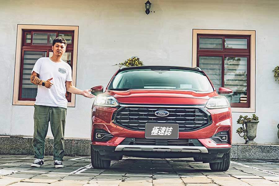 潛力很玄妙,例如在菜市場抱著兩個孫子還可以伸手掏錢拿菜同時多討兩把蔥一包蒜,一轉頭再跟隔壁鄰居吵架當閒聊的祖父母,平凡卻身懷絕技。