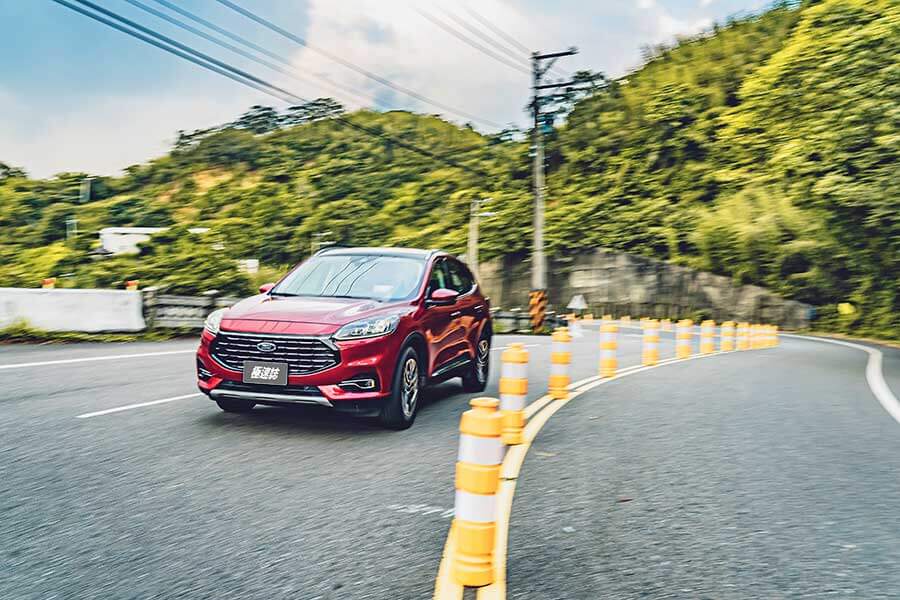 潛力很玄妙,例如在菜市場抱著兩個孫子還可以伸手掏錢拿菜同時多討兩把蔥一包蒜,一轉頭再跟隔壁鄰居吵架當閒聊的祖父母,平凡卻身懷絕技。