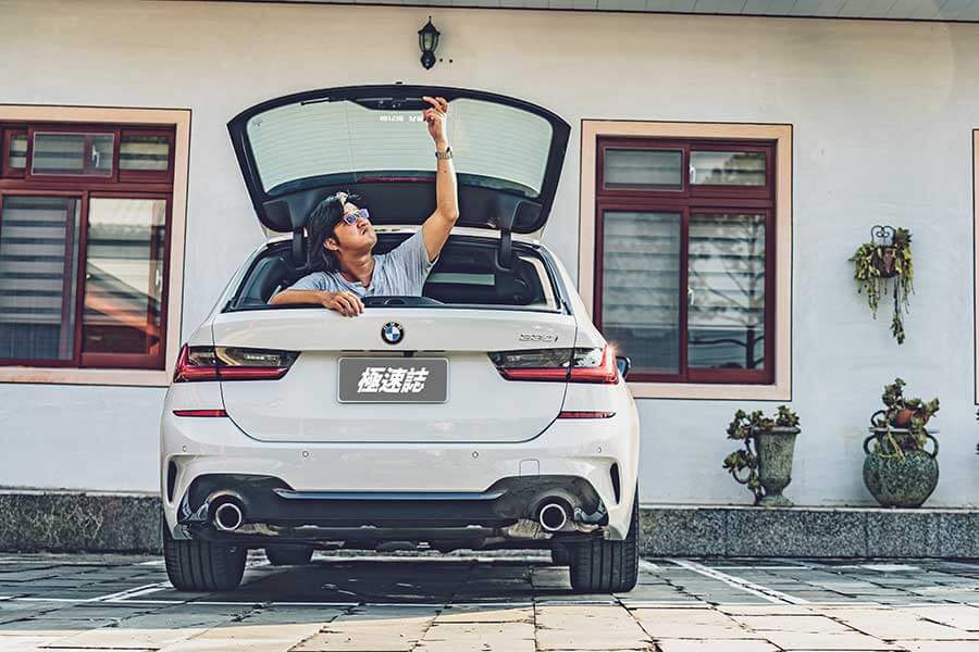 潛力很玄妙,例如在菜市場抱著兩個孫子還可以伸手掏錢拿菜同時多討兩把蔥一包蒜,一轉頭再跟隔壁鄰居吵架當閒聊的祖父母,平凡卻身懷絕技。