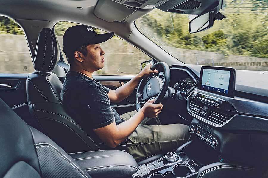 潛力很玄妙,例如在菜市場抱著兩個孫子還可以伸手掏錢拿菜同時多討兩把蔥一包蒜,一轉頭再跟隔壁鄰居吵架當閒聊的祖父母,平凡卻身懷絕技。