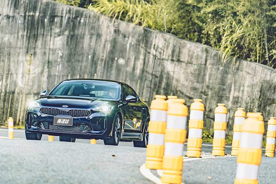 dailypower-71 潛力很玄妙,例如在菜市場抱著兩個孫子還可以伸手掏錢拿菜同時多討兩把蔥一包蒜,一轉頭再跟隔壁鄰居吵架當閒聊的祖父母,平凡卻身懷絕技。