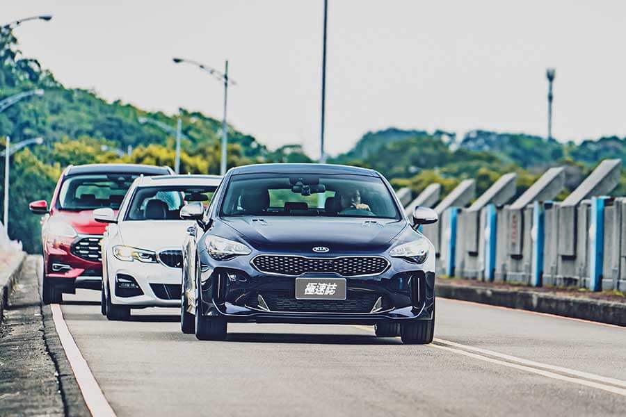 潛力很玄妙,例如在菜市場抱著兩個孫子還可以伸手掏錢拿菜同時多討兩把蔥一包蒜,一轉頭再跟隔壁鄰居吵架當閒聊的祖父母,平凡卻身懷絕技。