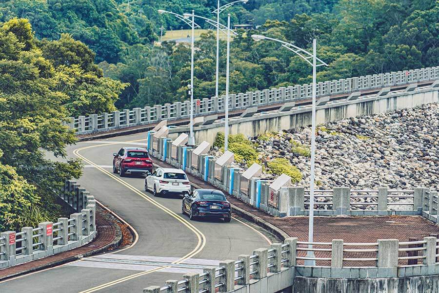 潛力很玄妙,例如在菜市場抱著兩個孫子還可以伸手掏錢拿菜同時多討兩把蔥一包蒜,一轉頭再跟隔壁鄰居吵架當閒聊的祖父母,平凡卻身懷絕技。