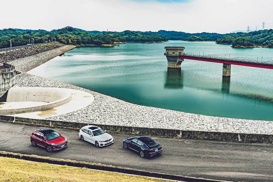 潛力很玄妙,例如在菜市場抱著兩個孫子還可以伸手掏錢拿菜同時多討兩把蔥一包蒜,一轉頭再跟隔壁鄰居吵架當閒聊的祖父母,平凡卻身懷絕技。