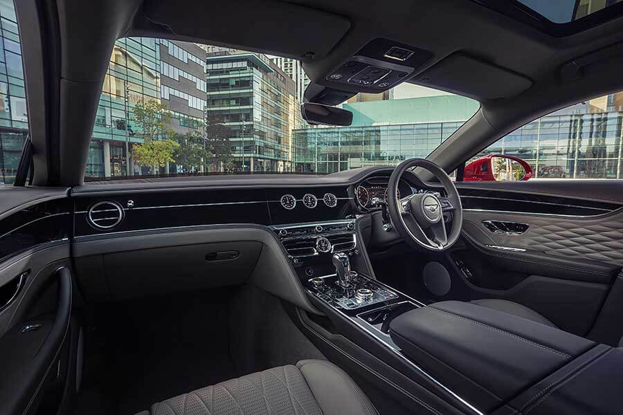 flyingspurv8-10 大老闆剛換新車,司機的臉馬上就綠了。