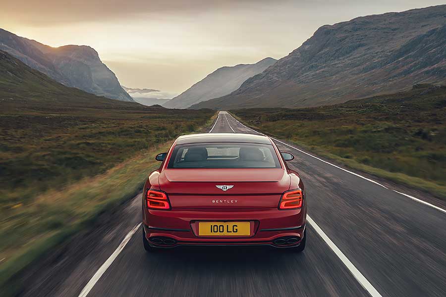 大老闆剛換新車,司機的臉馬上就綠了。