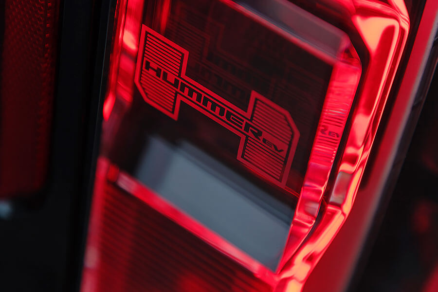 消聲匿跡了整整十年,重新歸來的悍馬更時尚、更安靜,也更加強大。