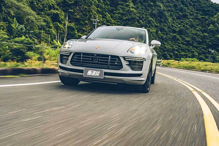 對它的迷戀早超過Cayenne太多太多了,緊湊的體態看來繷纖合度又少了Cayenne散發出來的呆鵝樣,Macan儼然就是一部經過廠方細琢過的產物。