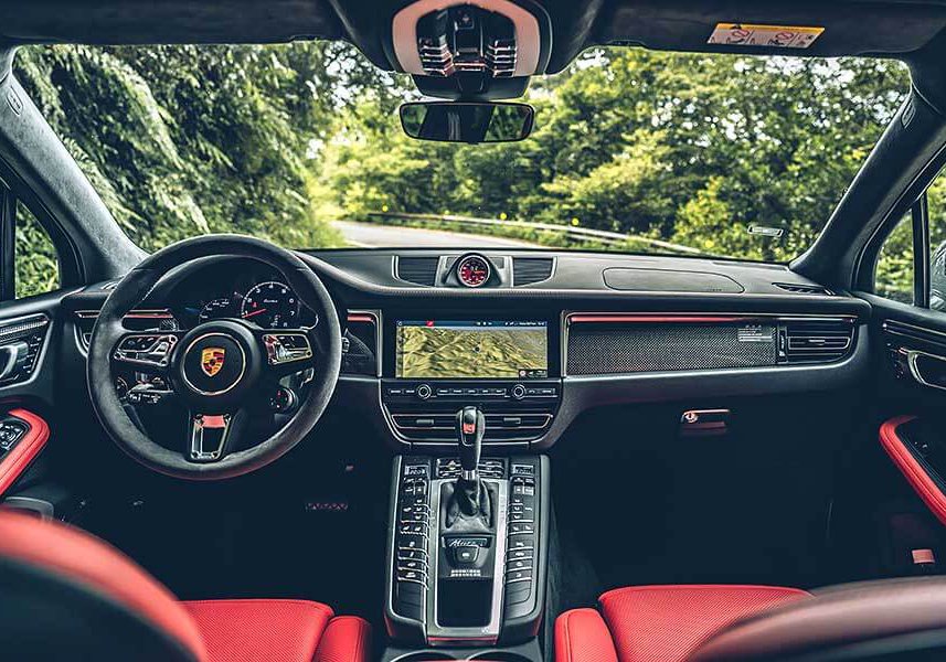 macanturbo-10 對它的迷戀早超過Cayenne太多太多了,緊湊的體態看來繷纖合度又少了Cayenne散發出來的呆鵝樣,Macan儼然就是一部經過廠方細琢過的產物。