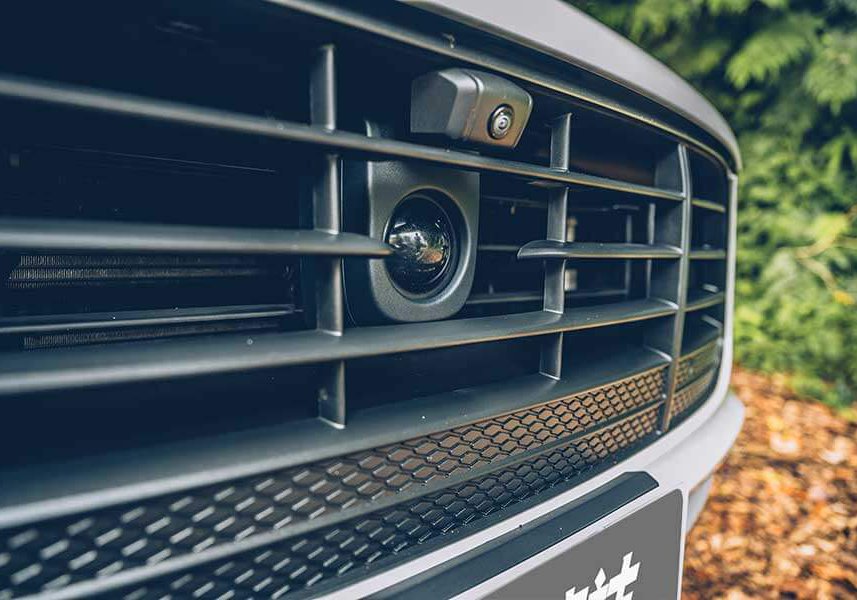 macanturbo-13 對它的迷戀早超過Cayenne太多太多了,緊湊的體態看來繷纖合度又少了Cayenne散發出來的呆鵝樣,Macan儼然就是一部經過廠方細琢過的產物。