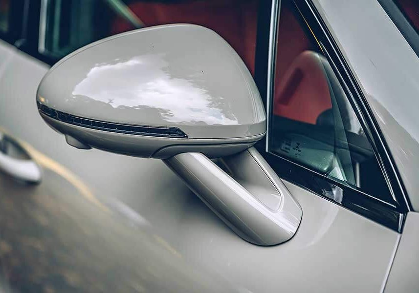 macanturbo-15 對它的迷戀早超過Cayenne太多太多了,緊湊的體態看來繷纖合度又少了Cayenne散發出來的呆鵝樣,Macan儼然就是一部經過廠方細琢過的產物。