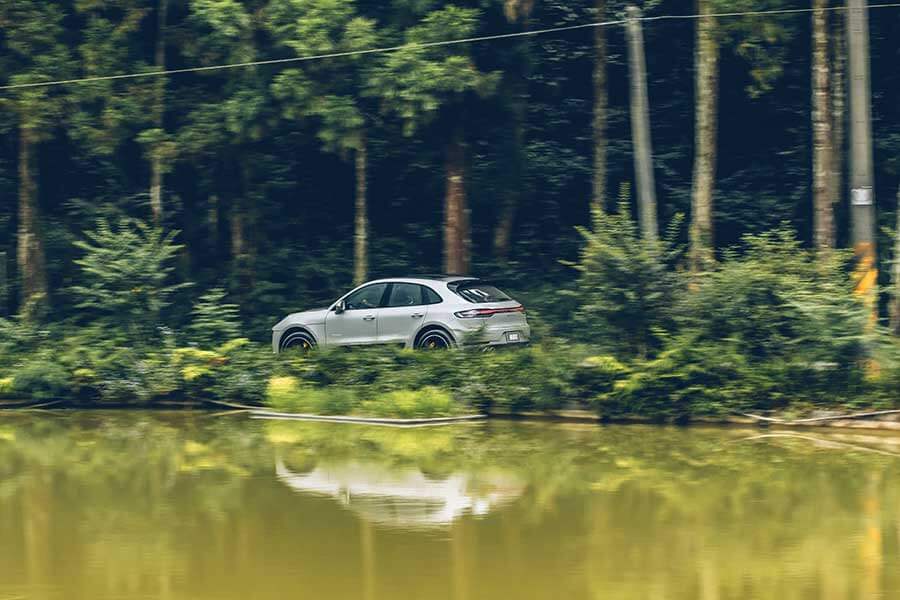 對它的迷戀早超過Cayenne太多太多了,緊湊的體態看來繷纖合度又少了Cayenne散發出來的呆鵝樣,Macan儼然就是一部經過廠方細琢過的產物。