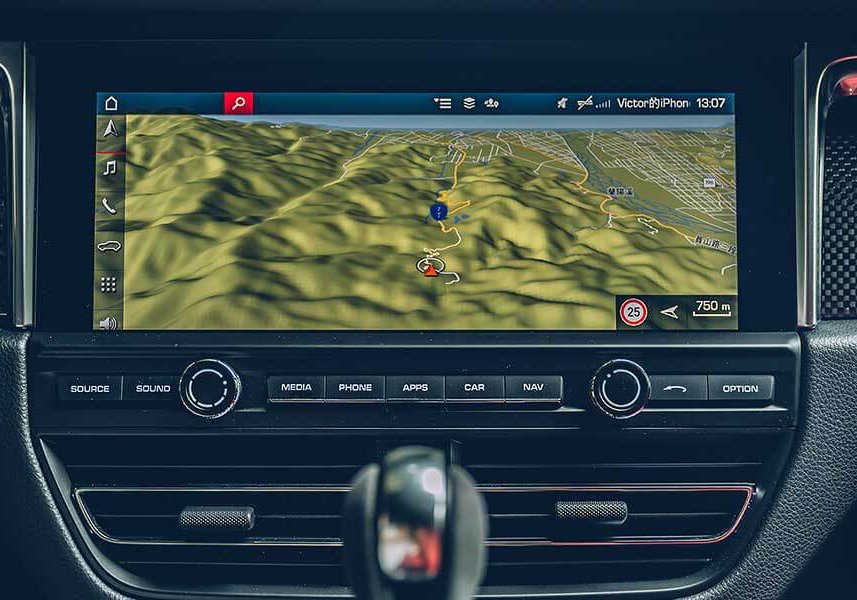 macanturbo-20 對它的迷戀早超過Cayenne太多太多了,緊湊的體態看來繷纖合度又少了Cayenne散發出來的呆鵝樣,Macan儼然就是一部經過廠方細琢過的產物。