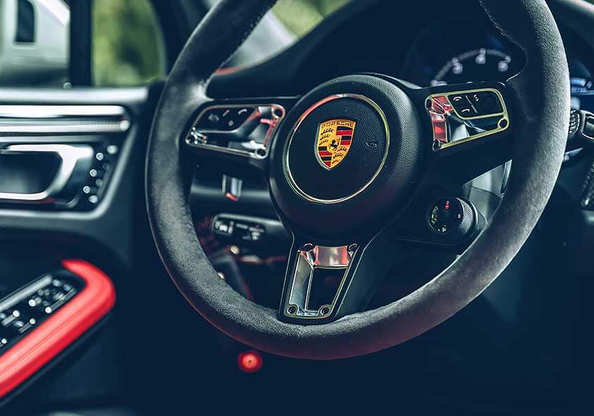 macanturbo-23 對它的迷戀早超過Cayenne太多太多了,緊湊的體態看來繷纖合度又少了Cayenne散發出來的呆鵝樣,Macan儼然就是一部經過廠方細琢過的產物。