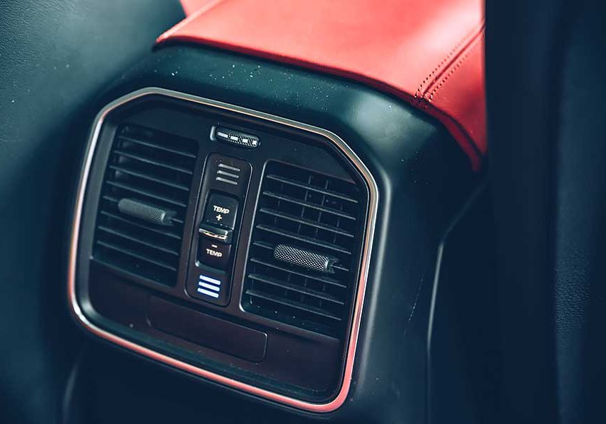 macanturbo-24 對它的迷戀早超過Cayenne太多太多了,緊湊的體態看來繷纖合度又少了Cayenne散發出來的呆鵝樣,Macan儼然就是一部經過廠方細琢過的產物。