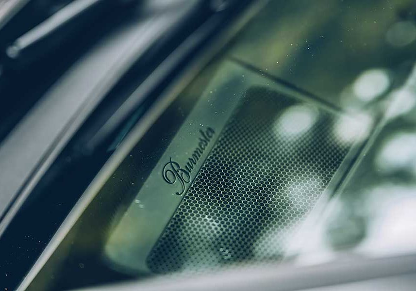 macanturbo-25 對它的迷戀早超過Cayenne太多太多了,緊湊的體態看來繷纖合度又少了Cayenne散發出來的呆鵝樣,Macan儼然就是一部經過廠方細琢過的產物。