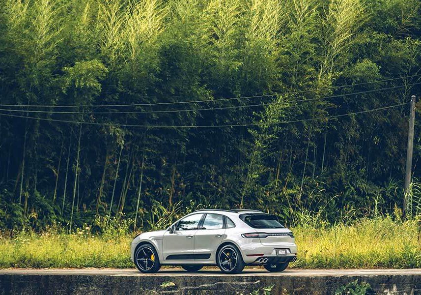 macanturbo-26 對它的迷戀早超過Cayenne太多太多了,緊湊的體態看來繷纖合度又少了Cayenne散發出來的呆鵝樣,Macan儼然就是一部經過廠方細琢過的產物。