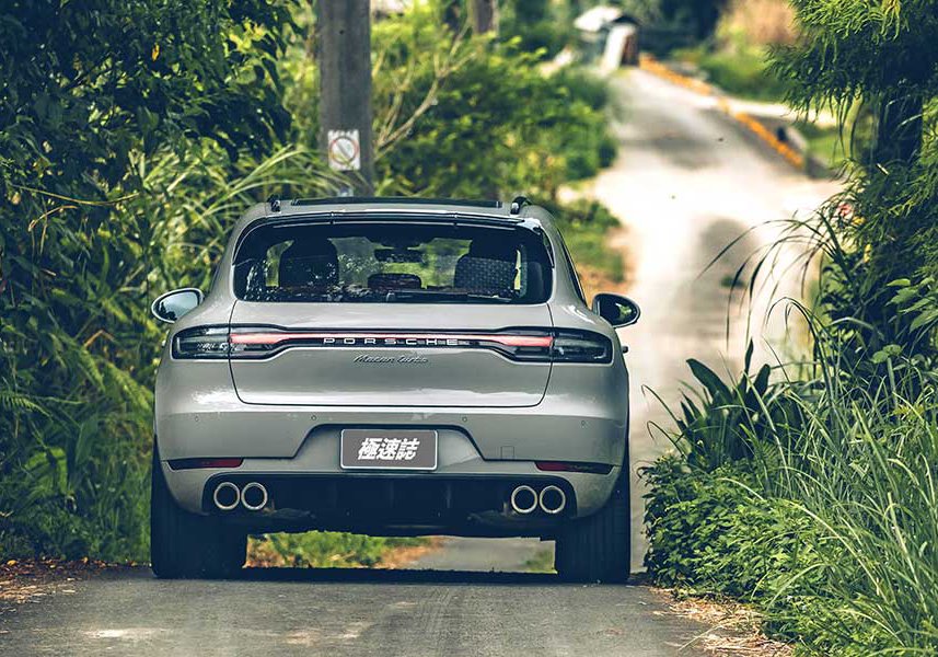 macanturbo-27 對它的迷戀早超過Cayenne太多太多了,緊湊的體態看來繷纖合度又少了Cayenne散發出來的呆鵝樣,Macan儼然就是一部經過廠方細琢過的產物。